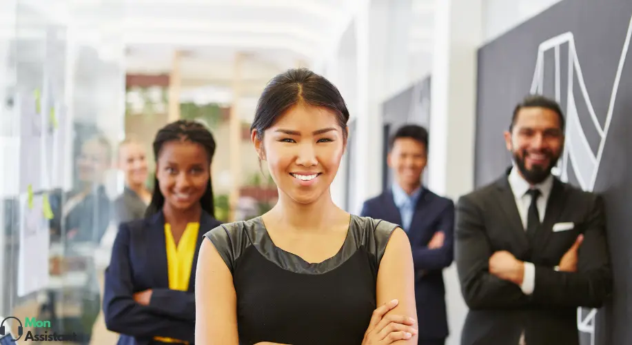 Équipe professionnelle de MonAssistant, spécialisée dans les services d'assistance virtuelle, souriant avec confiance dans un bureau moderne