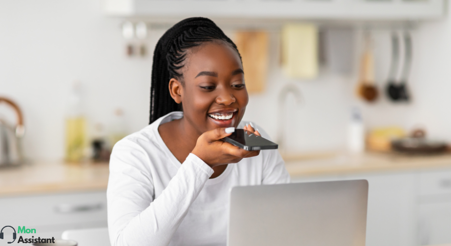 Cliente utilisant le service de reconnaissance vocale de MonAssistant pour une assistance virtuelle pratique depuis chez elle.
