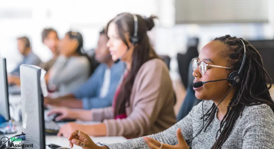 Équipe d'assistants virtuels de MonAssistant en train de répondre aux clients via un centre d'appels moderne.