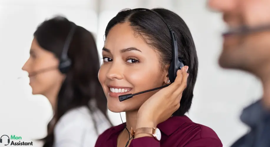 Assistante virtuelle souriante de MonAssistant portant un casque, prête à aider les clients avec professionnalisme.
