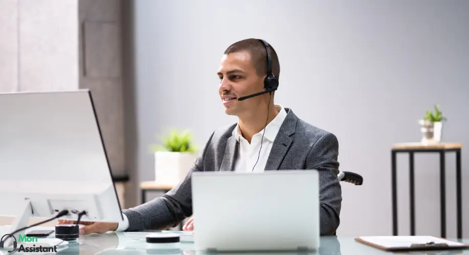Consultant d'assistance virtuelle de MonAssistant en communication avec un client, travaillant depuis un bureau moderne.