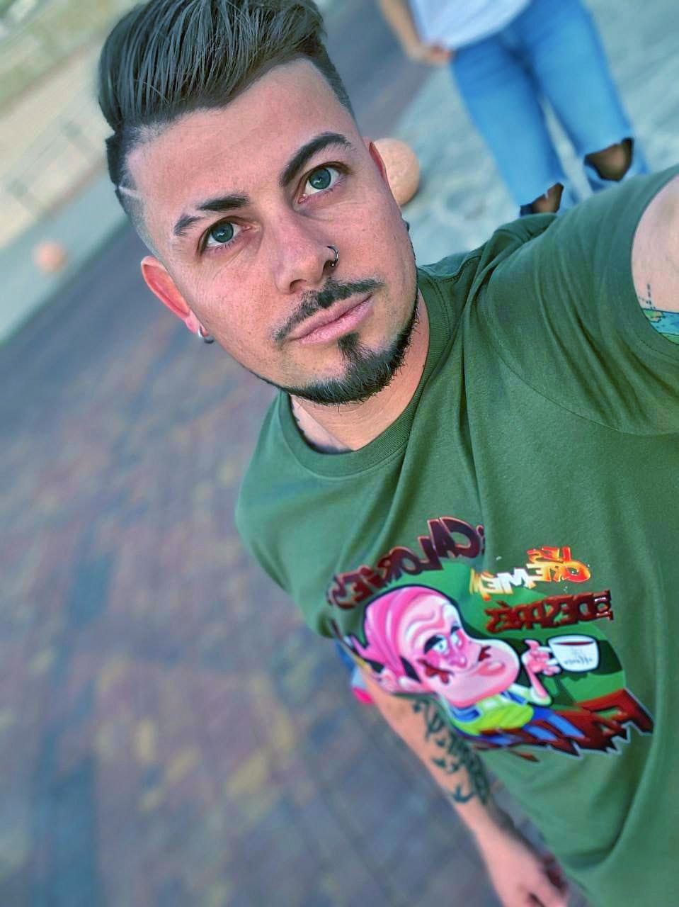 Model wearing plain black basic tee.