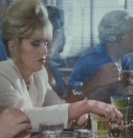 femme qui boit un verre
