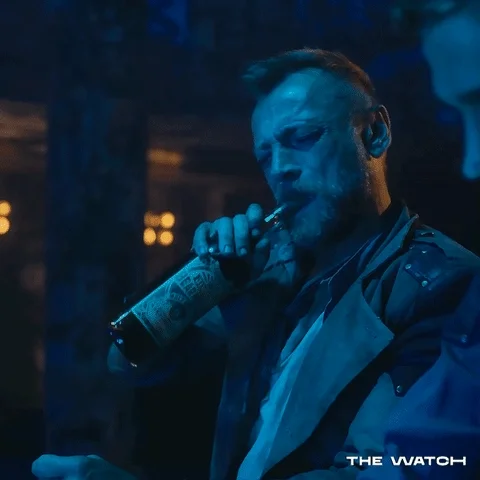 homme qui débouche une bouteille avec sa bouche