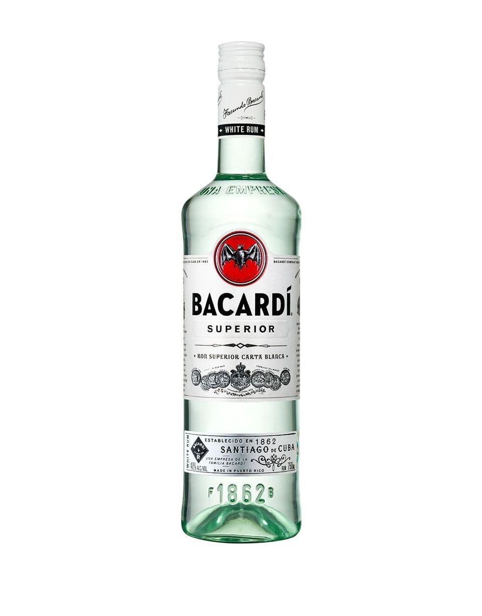 Bouteille de rhum blanc Bacardi, parfaite pour cocktails et soirées festives entre amis