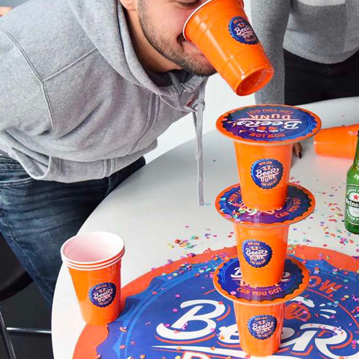 Tour à bière avec gobelets empilés pour jeux de soirée, idéale pour des défis festifs entre amis