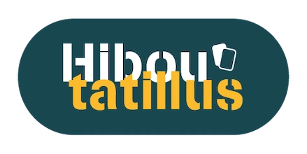 Logo du jeu "Hibou Tatillus", présentant un design minimaliste avec une typographie jaune et blanche sur un fond bleu, accompagné d'un dessin simplifié de carte à jouer.