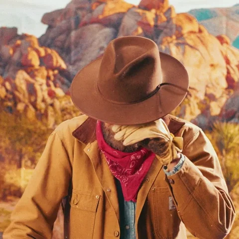 cowboy triste qui commence à pleurer