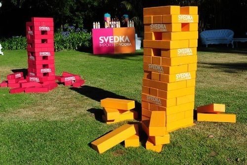 Jenga XXL coloré installé en extérieur, un jeu géant idéal pour des activités fun et conviviales entre amis