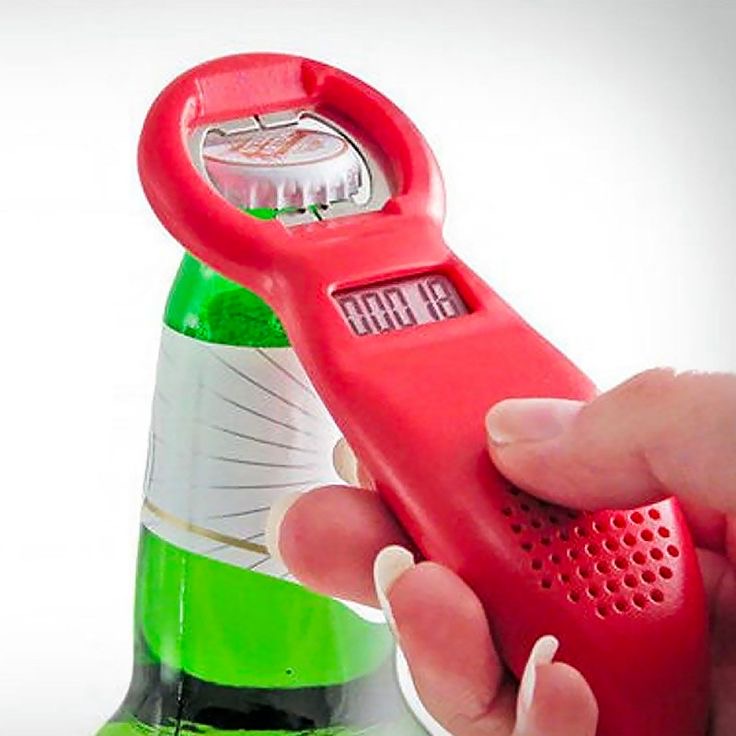 Ouvre-bouteille rouge avec compteur numérique intégré, utilisé pour ouvrir une bouteille de bière verte