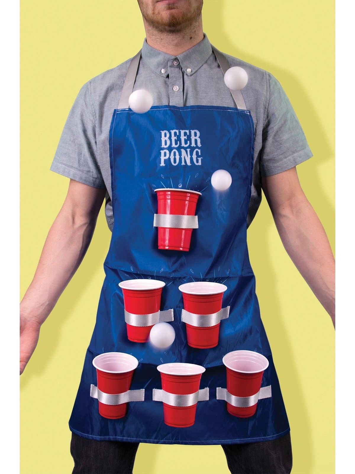 Tablier Beer Pong avec gobelets rouges et balles, parfait pour animer vos soirées et jeux d'alcool entre amis